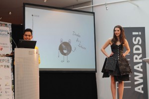 Designstudent  Andrew  Wulff präsentiert das Lakritzkleid