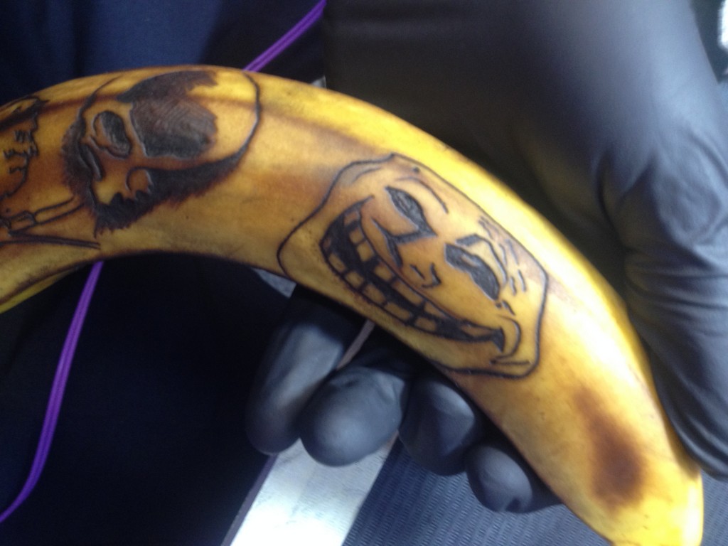 Designstudent versucht sich an der Tattoo Maschine european school of
