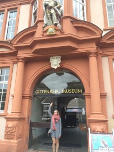 Designstudentin im Gutenberg-Museum
