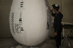 Designstudent Andrew bemalt das Ei
