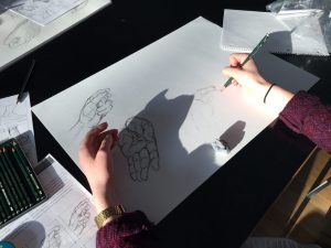 Designstudentin zeichnet Hände