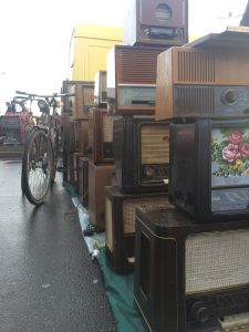 Alte Radios auf einem Antikmarkt