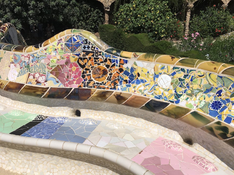 Farbige Mosaikarbeiten im Park Güell in Barcelona