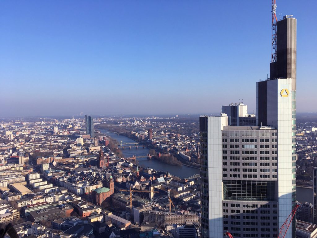 Frankfurts Dächer vom Maintower aus