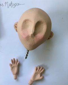 Der fertig modellierte und bemalte Puppenkopf