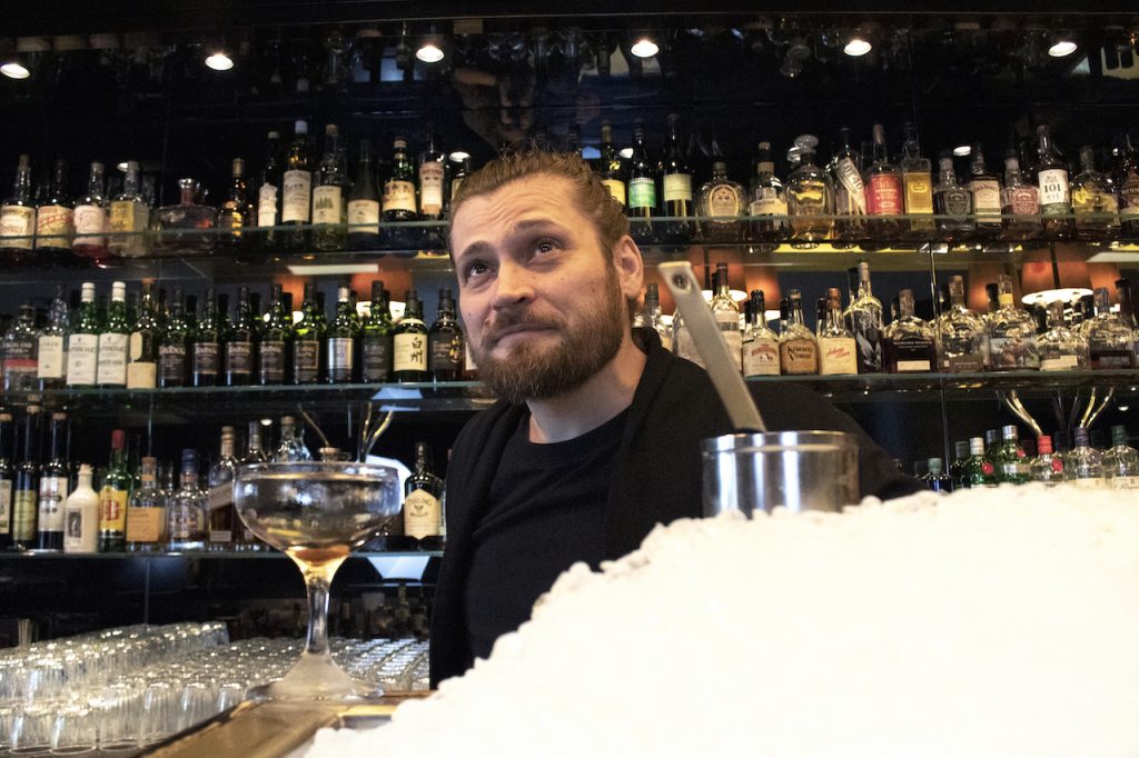 Porträt von Bartender Gabriel Daun in seiner Bar
