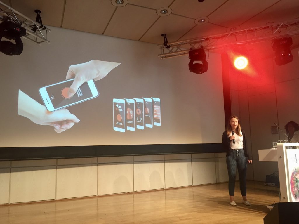 Designstudentin präsentiert ihr Projekt STOPitch beim Innovation-Slam auf der Future Convention