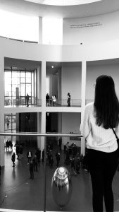 Designstudentin in Münchner Museen unterwegs
