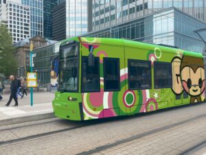 Designstudent gestaltet Straßenbahn