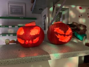 Designstudent schnitzt Kürbisse